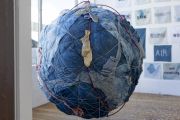 globe-hands